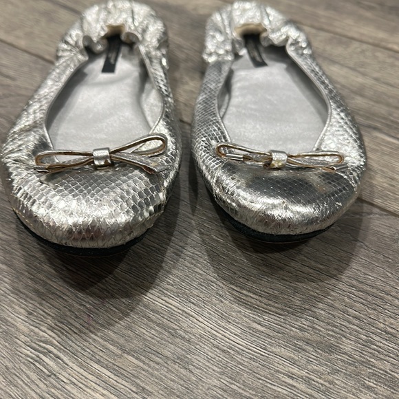 • Dolce & Gabbana • Women’s Metallic Grey Snakeskin Bow Ballet Flats 41 - Picture 4 of 10